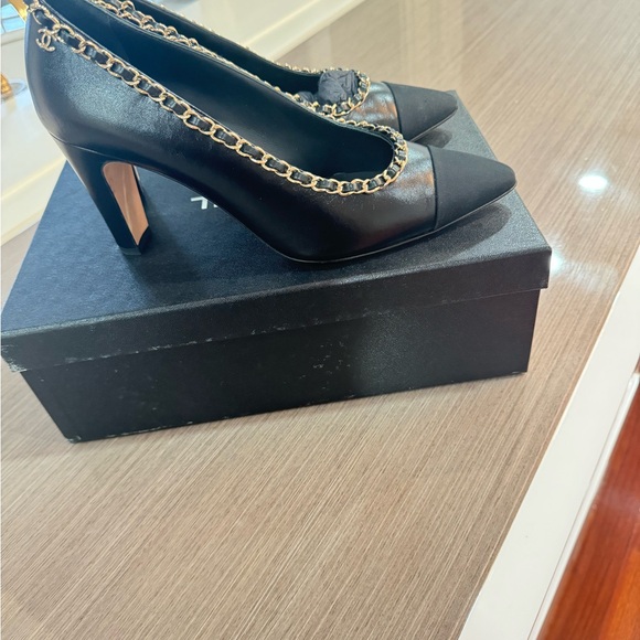Black Chanel pumps with gold chain in great condition comes with box size 39 - Picture 3 of 8